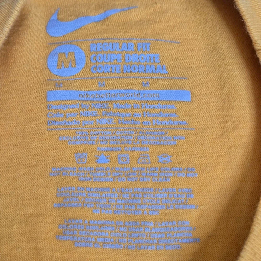Nike Mens Defend Your Turf T Shirt Size M Athletic Sports Gym Fitness Workout‎